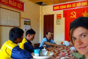Bo on the road na čaji s nádražáky karbaníky ve Vietnamu