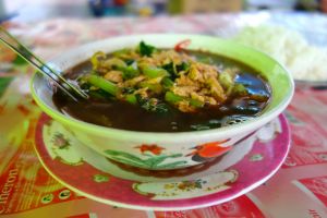 Cap cay - Tradiční indonéská zeleninová polévka s vejcem