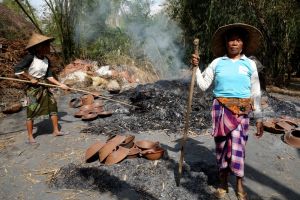 Vypalování tradičního indonéského hmoždíře, čobek na Lomboku v Indonésii - od Authentic World Food