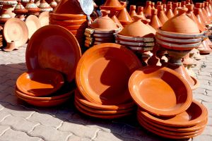 Keramické nádoby tažín prodávané na tržišti v Maroku od Authentic World Food