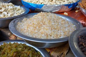 Kešu oříšky, rozinky a cukr na tržišti v Dilí v Indii od Authentic World Food