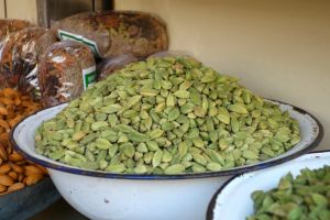 Prodej zelených tobolek kardamonu na tržišti v Dilí v Indii - od Authentic World Food