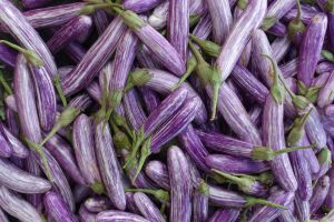 Hromada lilku na zemi na tržišti na Srí Lance - od Authentic World Food