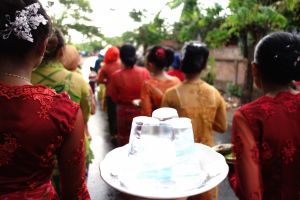 Svatební průvod na ostrově Lombok, Indonésie - od Authentic World Food