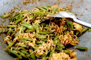 Sambal goreng kacang panjang and mie - Spicy green beans with noodles
