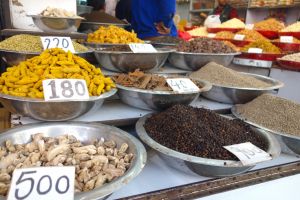 Prodej koření včetně kurkumy na tržišti v Dilí v Indii - od Authentic World Food