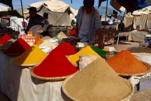 Prodej koření na tradičním trhu suk v Maroku - AuthenticWorldFood.com