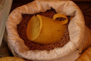 semínka koriandru prodávaná v pytli na místním trhu v Midigamě na Srí Lance