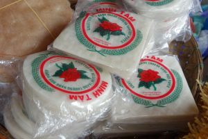 balíčky rýžového papíru prodávané na tržišti ve Vietnamu