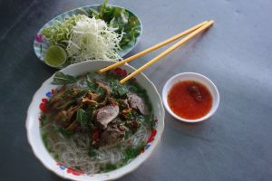vietnamská polévka Com Ga - kachní s úzkými nudlemi