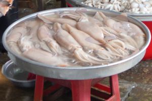prodej čerstvých kalamárů na tržišti ve Vietnamu