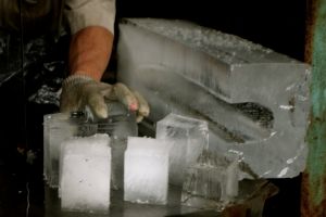 nařezaný led v rodinné továrně na led v Nam O ve Vietnamu