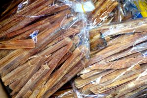 sušené bambusové výhonky na tržišti ve Vietnamu