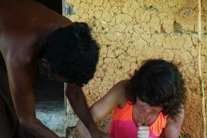 domorodec ze Srí Lanky mě učí jak loupat kůru čerstvé skořice