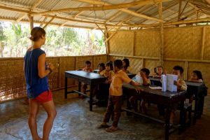moji žáčci a já na hodině angličtiny ve škole ve vesnici Petiwung na ostrově Lombok, Indonésie