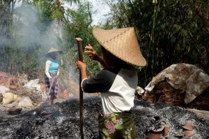 vypalování keramiky, ostrov Lombok, Indonésie