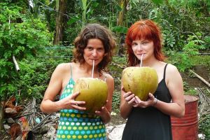 já a kamarádka Tereza pijeme kokosovou šťávu ze zralých kokosů na Bali v Indonésii