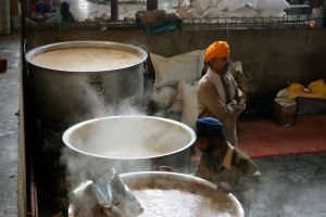 Kuchyň jedné z největších "restaurací" na světě v Golden temple, Amritsar, Punjab, Indie