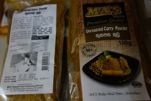 Nepražená kari směs v supermarketu na Srí Lance