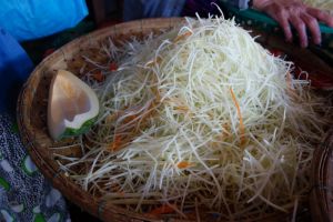 směs nastrouhané zelené papáji a mrkve na tržišti ve Vietnamu