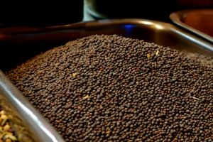 černá hořčičná semínka na tržišti v Novém Dillí v Indii