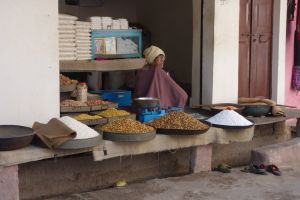 prodavač pražených oříšků, luštěnin a kukuřice v Indii