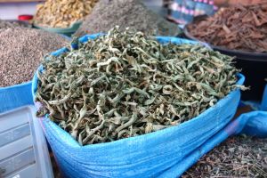 Prodej citrónové verbeny - aloisie - v pytlích na tradičním tržišti v Maroku - od Authentic World Food
