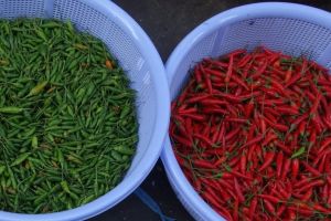 červené a zelené čili papričky na místním tržišti ve Vietnamu