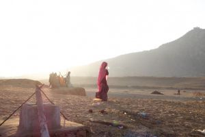 svítání v cikánské vesnici v poušti v Rajastánu v Indii, v pozadí pouští děti draka