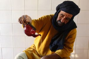 Servírování marockého čaje