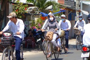 Cyklisti s filtry (maskou) ve Vietnamu - od Authentic World Food