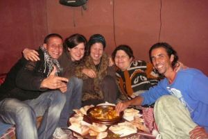 tažín s marockou rodinkou ve veznici Taghazout