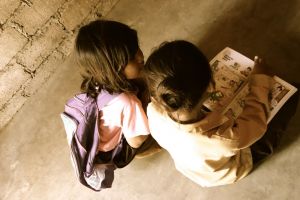 děti ve škole v Petiwungu si rádi čtou, ostrov Lombok, Indonésie