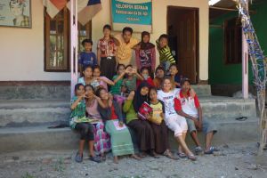 Bo` on the road s celou třídou ve škole v Petiwungu na Lomboku v Indonésii