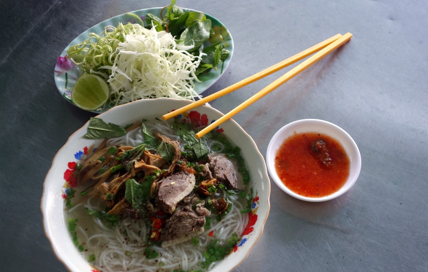 Bung mang vit - vietnamská kachní nudlová polévka z pouliční restaurace