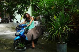 Bo on the road na skútru na Bali