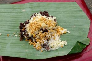 Xoi dau den - Sticky rice with black beans and coconut