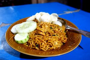 Mie goreng ayam - Smažené nudle s kuřecím masem