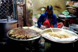 Prodejce palak chole - špenátu s cizrnou a dalších dobrot - v nočním Amritsaru, Panžáb, Indie - od Authentic World Food