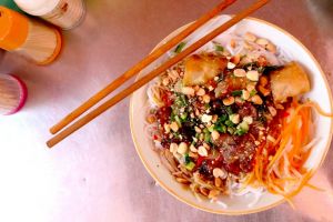 Bun cha gio - Vermicelli with fried spring rolls