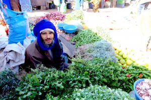 Prodavač čerstvých bylinek na tradičním tržišti v Maroku, souk od Authentic World Food