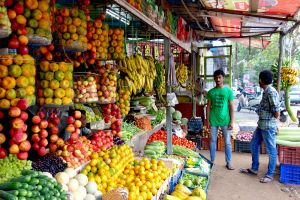 Pouliční obchod s ovocem a zeleninou v Kerale v Indii od Authentic World Food