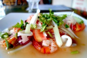 Yum woon sen - Thajský salát ze skleněných nudlí s kalamáry a krevetami