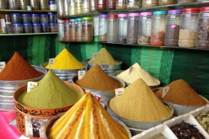 Prodej koření na tradičním marockém tržišti, souk v Maroku - od Authentic World Food