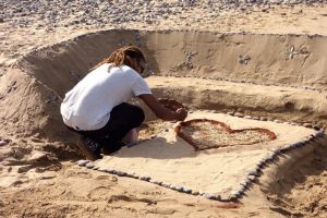 Umění a zábava na pláži Lgzhira v Maroku