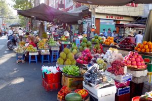 Pouliční krámek s ovocem v Saigonu ve Vietnamu - od Authentic World Food