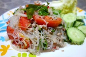Yum woon sen - Salát ze skleněných nudlí a mletého masa