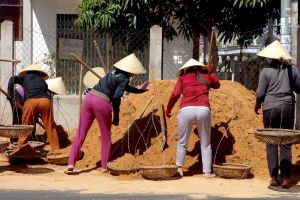 Skládání písku je ve Vietnamu ženská práce.