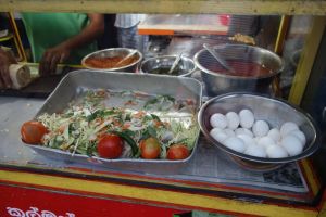 směs čerstvé zeleniny na přípravu vaječných roti v malé srílanské restauraci