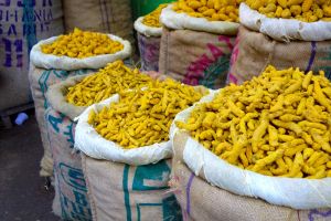 Prodej čerstvé kurkumy na velkoobchodním tržišti s kořením v Dilí v Indii - od Authentic World Food